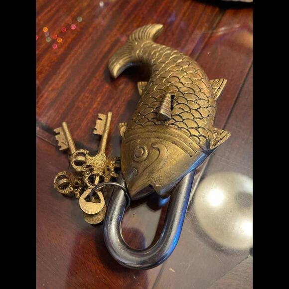 Handcrafted Brass Fish Padlock with Keys - Picture 2 of 12